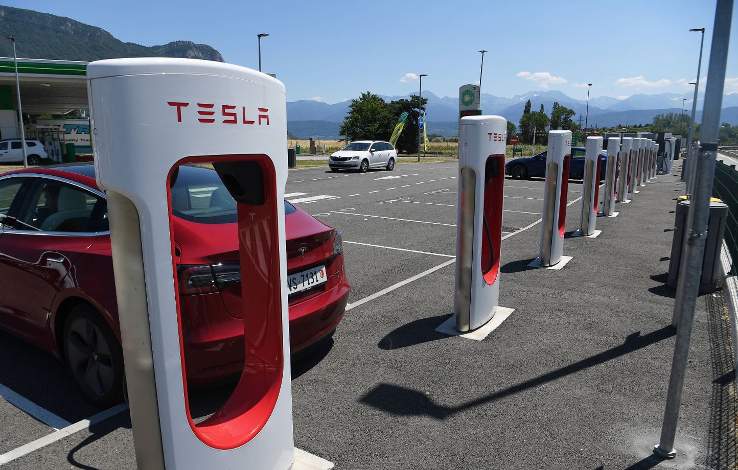 Tesla : Les câbles des Superchargeurs bientôt allongés, une bonne ...