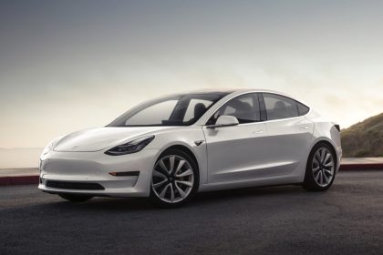 Tesla Model 3 01@2x